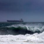 El huracán Erick toca tierra en categoría tres en el estado mexicano de Oaxaca