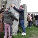 asistentes-abrazan-piedras-de-stonehenge-durante-el-solsticio-de-invierno