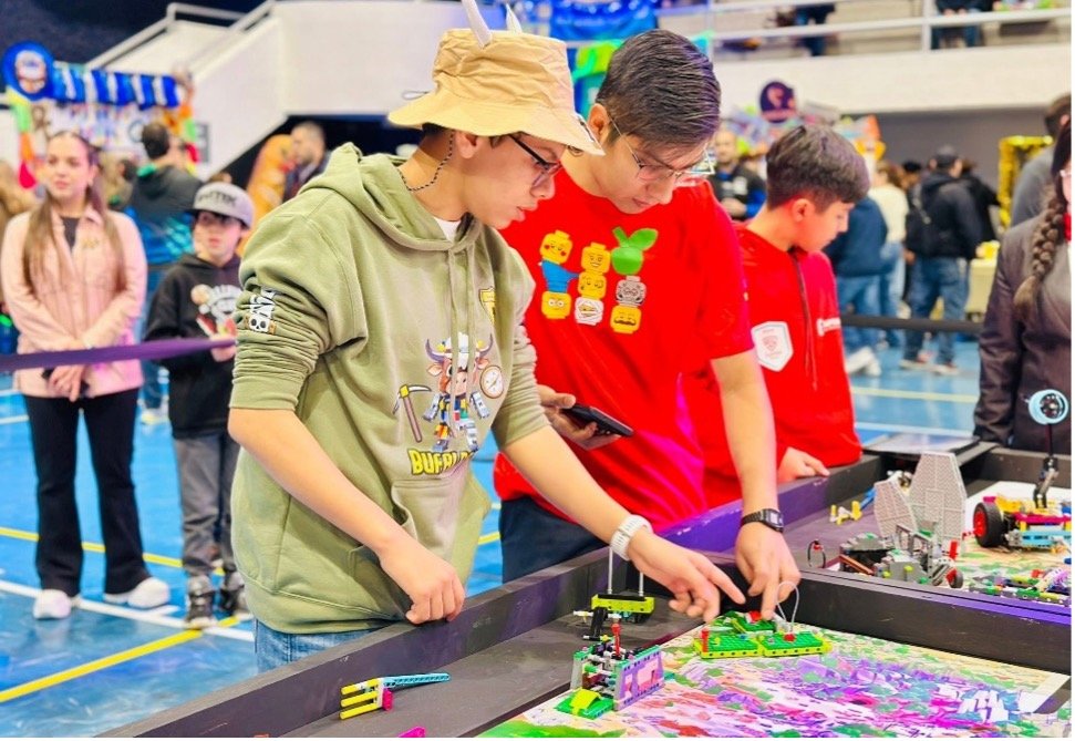 Alumno del Instituto Sanford Torreón durante su participación en la FIRST LEGO League.
