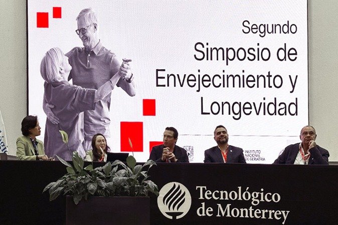 De izquierda a derecha: Cristina Chuck, de la Escuela de Ingeniería y Ciencias (EIC) del Tec de Monterrey, Sara Morales, del Instituto de Fisiología Celular de la UNAM, Jonathan Magaña, de la EIC, Raúl Medina, del Instituto Nacional de Geriatría (Inger) y Sergio Alva, del AMAR. (Crédito de Foto: TecScience)