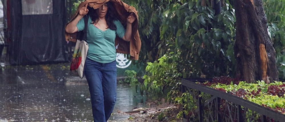 lluvias-dejan-un-muerto-roma-norte-cdmx_13_1000x428