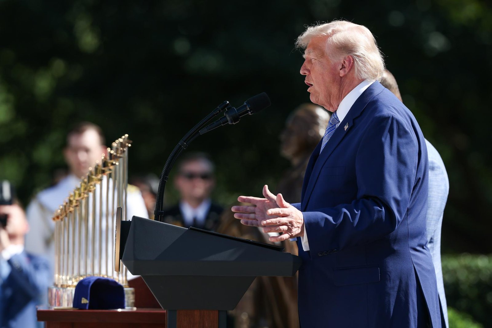 Trump impone aranceles de hasta el 12,5 % a 60 países por no combatir el trabajo forzoso