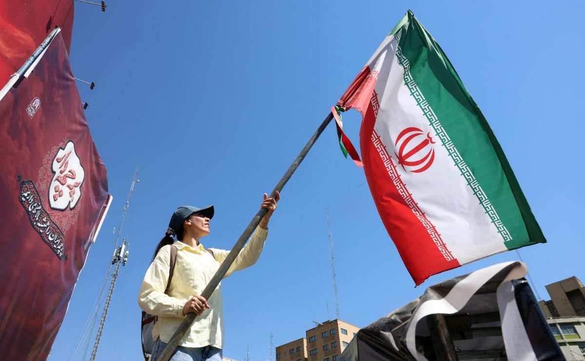mujer-ondea-bandera-de-iran