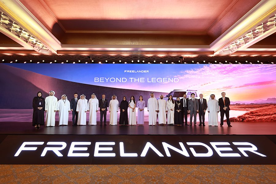 Alternative 1 Distinguished guests join the official group photo at the FREELANDER Global Brand Launch