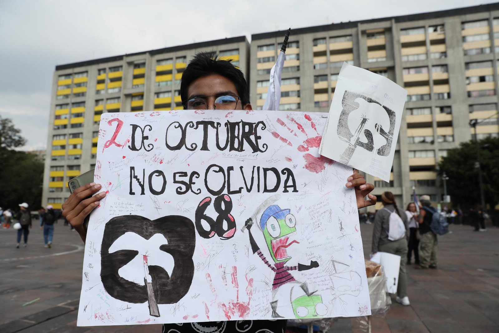 Miles de mexicanos marchan por la matanza de Tlatelolco de 1968